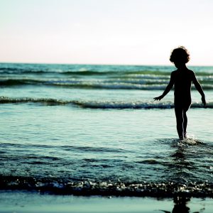 海と子供の画像