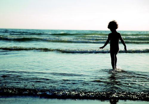 海と子供の画像