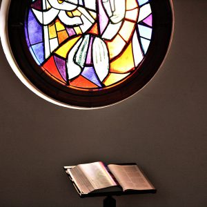ステンドグラスと聖書の画像