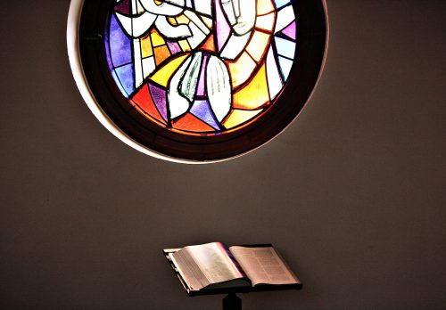ステンドグラスと聖書の画像
