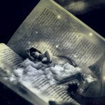 眠る女性と本の夢