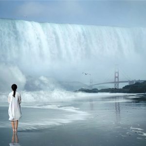狭間に立つ女性