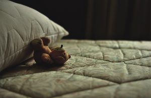 夜の寝室とぬいぐるみ