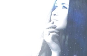 銀(シルバー)のオーラの女性画像