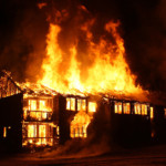 火事で燃える家