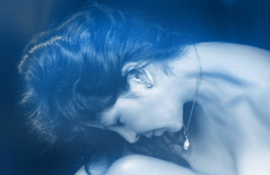 インディゴのオーラの女性