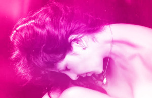 マゼンタのオーラの女性