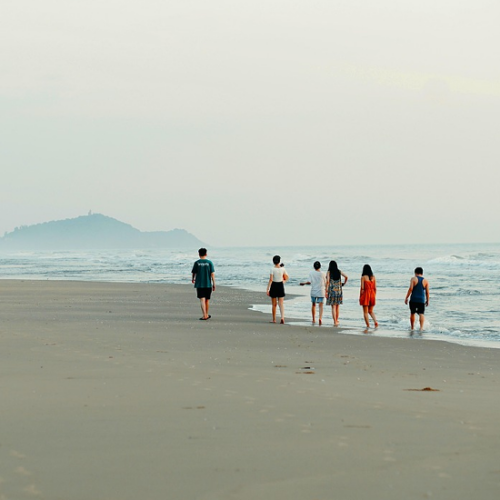 友人たちと浜辺を歩く