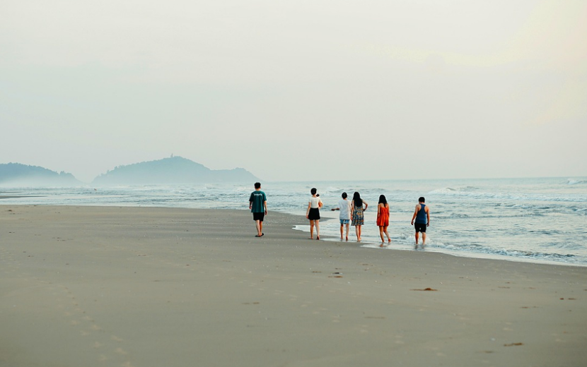 友人たちと浜辺を歩く