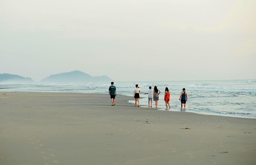 友人たちと浜辺を歩く