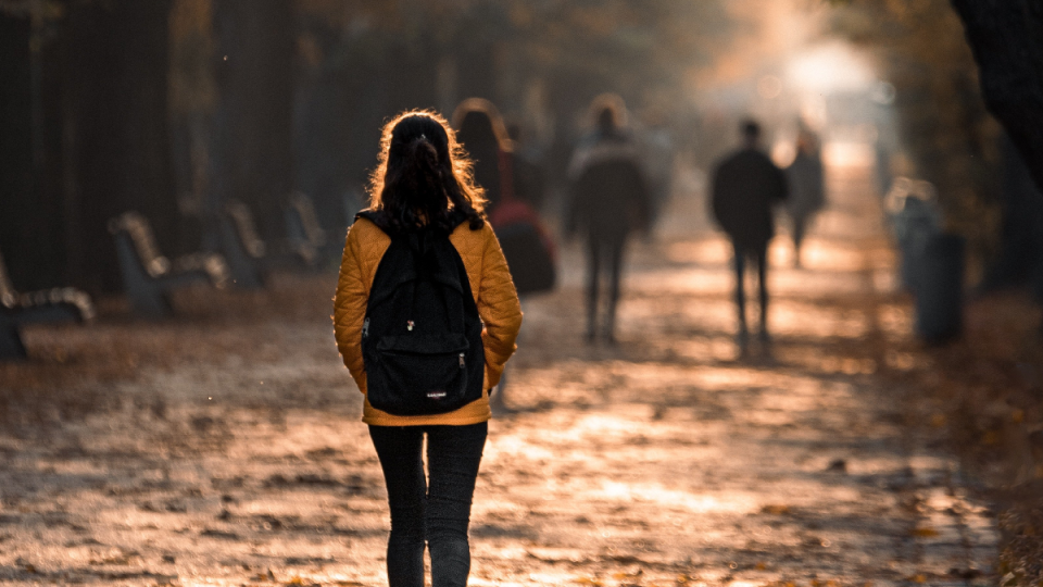 生理的に合わない人と距離を置く