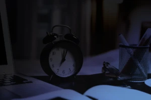 夜中に目覚めて時計を見た。