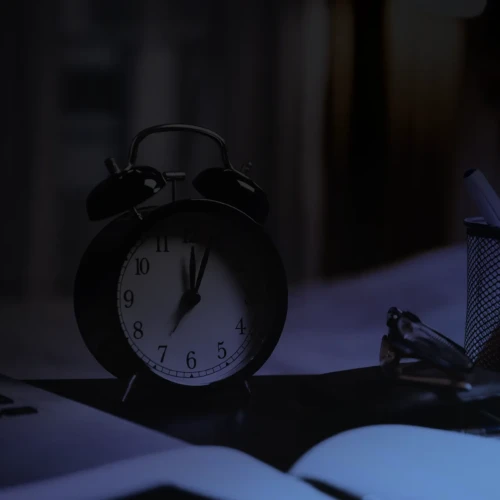 夜中に目覚めて時計を見た。