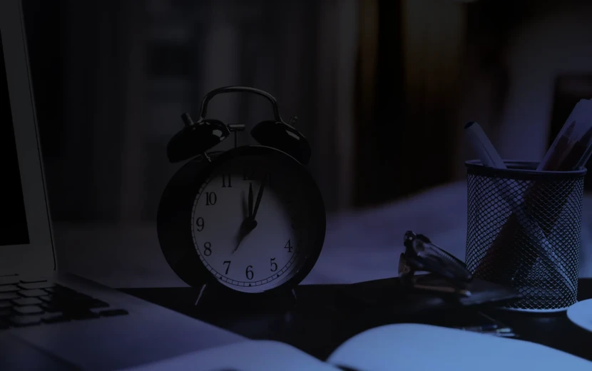 夜中に目覚めて時計を見た。